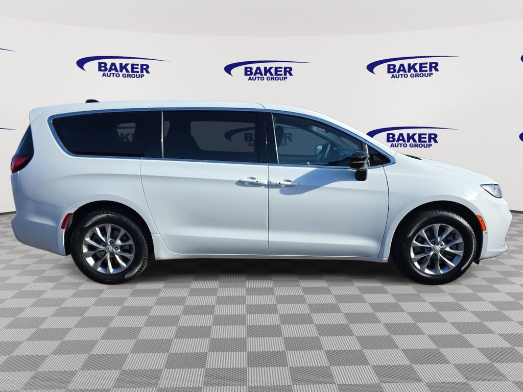 New 2026 Chrysler Pacifica Select image 2