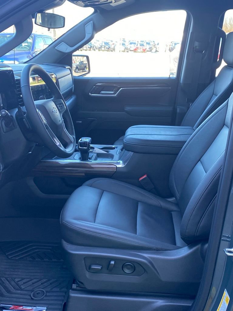 Used 2025 Chevrolet Silverado 1500 LT Trail Boss w/ LT Trail Boss Premium Package AWD/4WD image 9