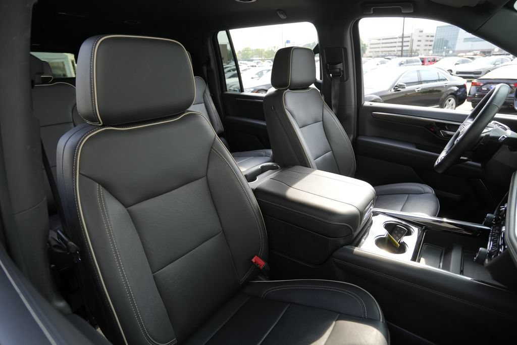 Used 2025 Chevrolet Suburban Premier AWD/4WD image 32