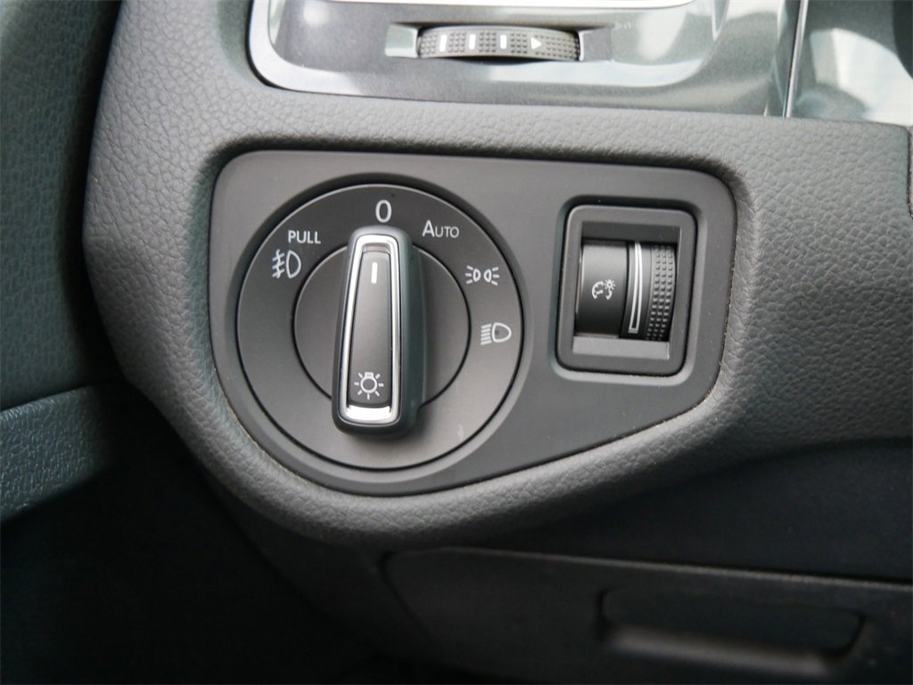 Used 2019 Volkswagen Golf SE w/ Driver Assistance Package image 27