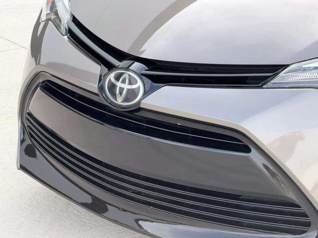 Used 2017 Toyota Corolla LE w/ Carpet Mat Package (TMS) FWD image 28
