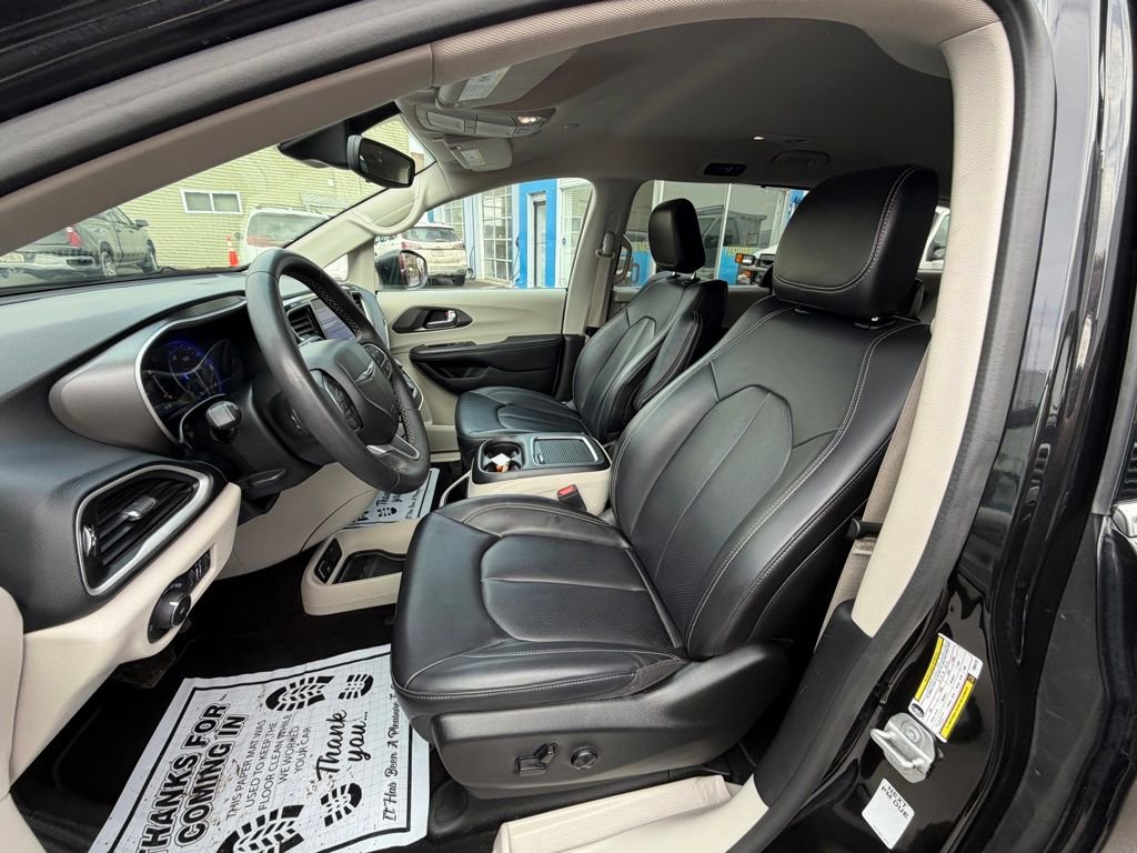 Used 2023 Chrysler Pacifica Touring-L image 9