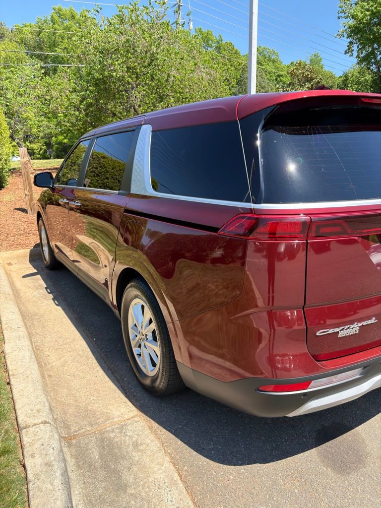 Used 2022 Kia Carnival LX image 4