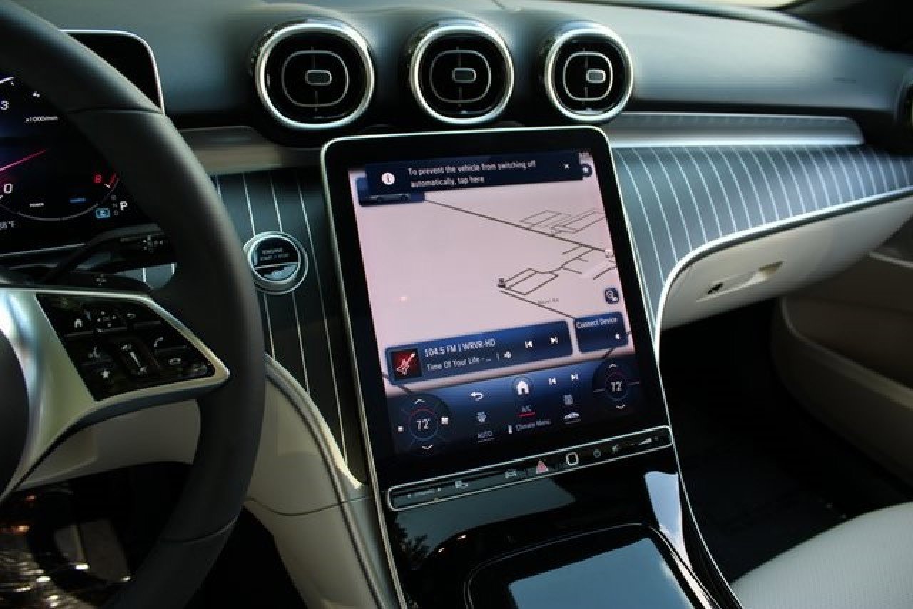 Used 2024 Mercedes-Benz C 300 4MATIC Sedan w/ Exclusive Trim Package image 17