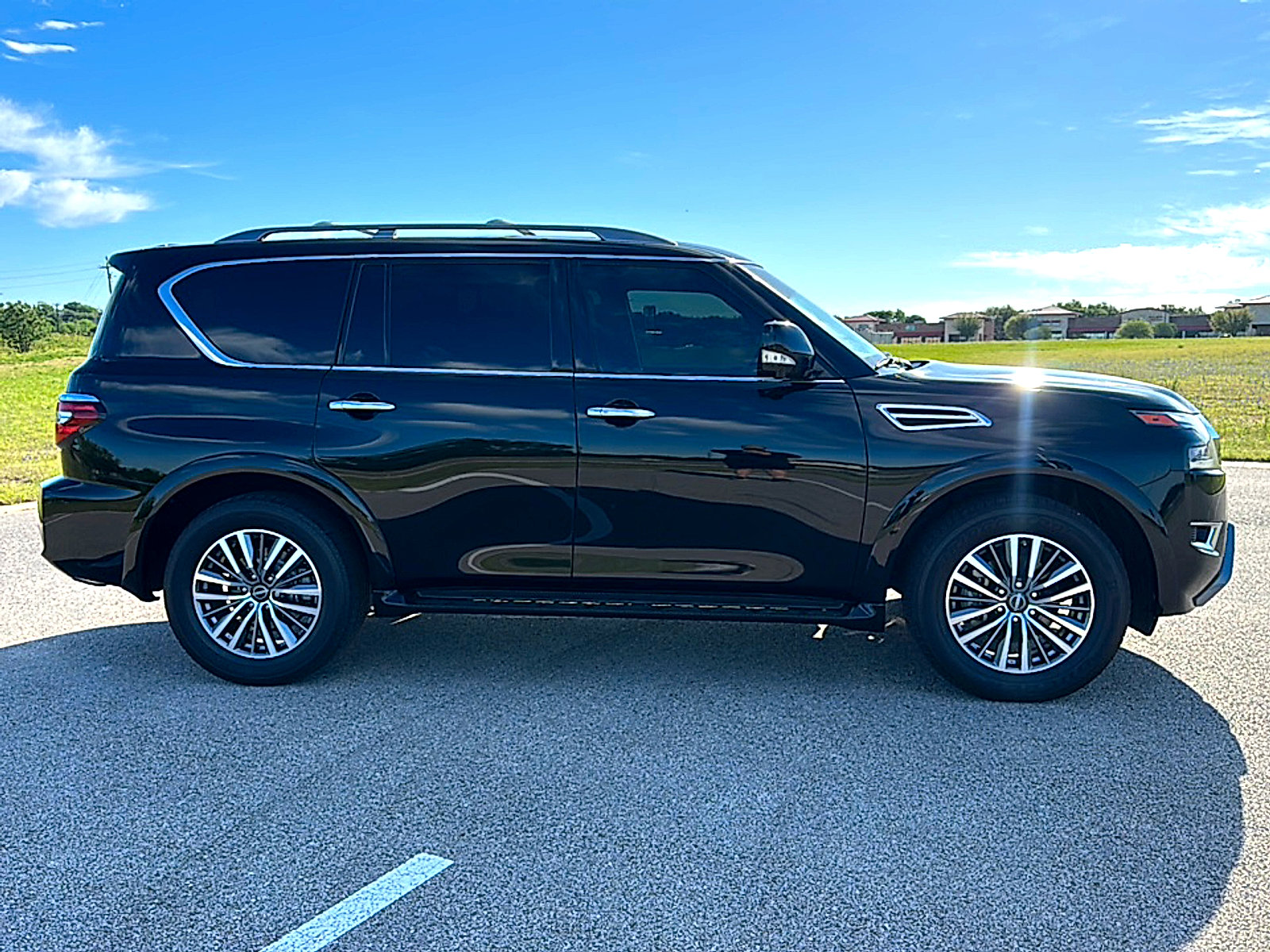 Used 2023 Nissan Armada SL w/ Captain's Chairs Package image 9