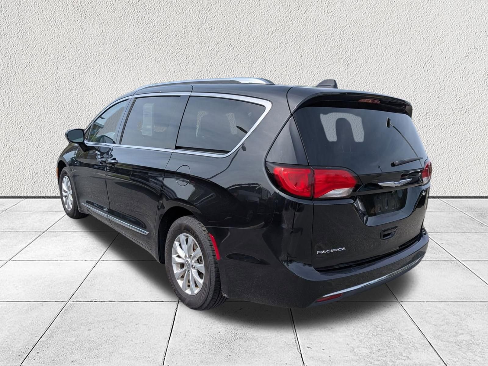 Used 2019 Chrysler Pacifica Touring-L FWD image 5