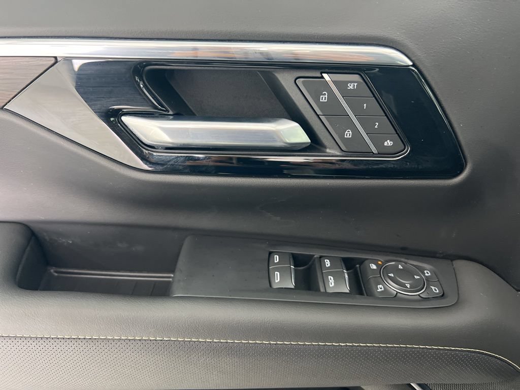 New 2025 Chevrolet Suburban Premier AWD/4WD image 21