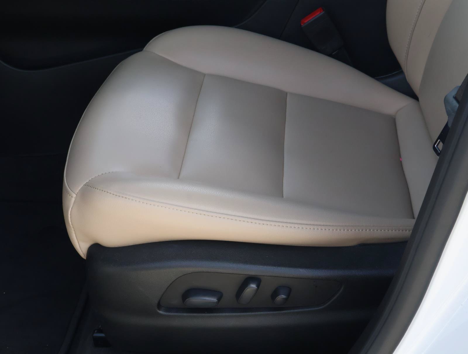 Certified 2024 Cadillac XT4 Luxury w/ Cold Weather Package FWD image 17