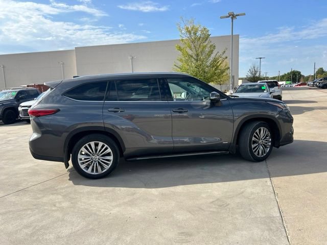 Used 2023 Toyota Highlander Platinum AWD/4WD image 2