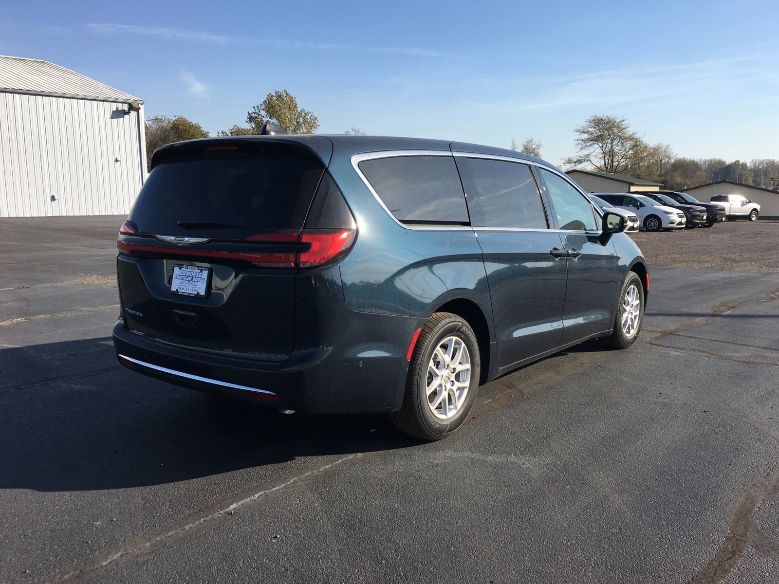 New 2025 Chrysler Pacifica Select image 3