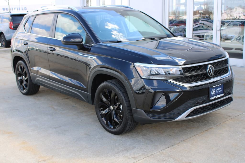 Certified 2022 Volkswagen Taos SE image 1
