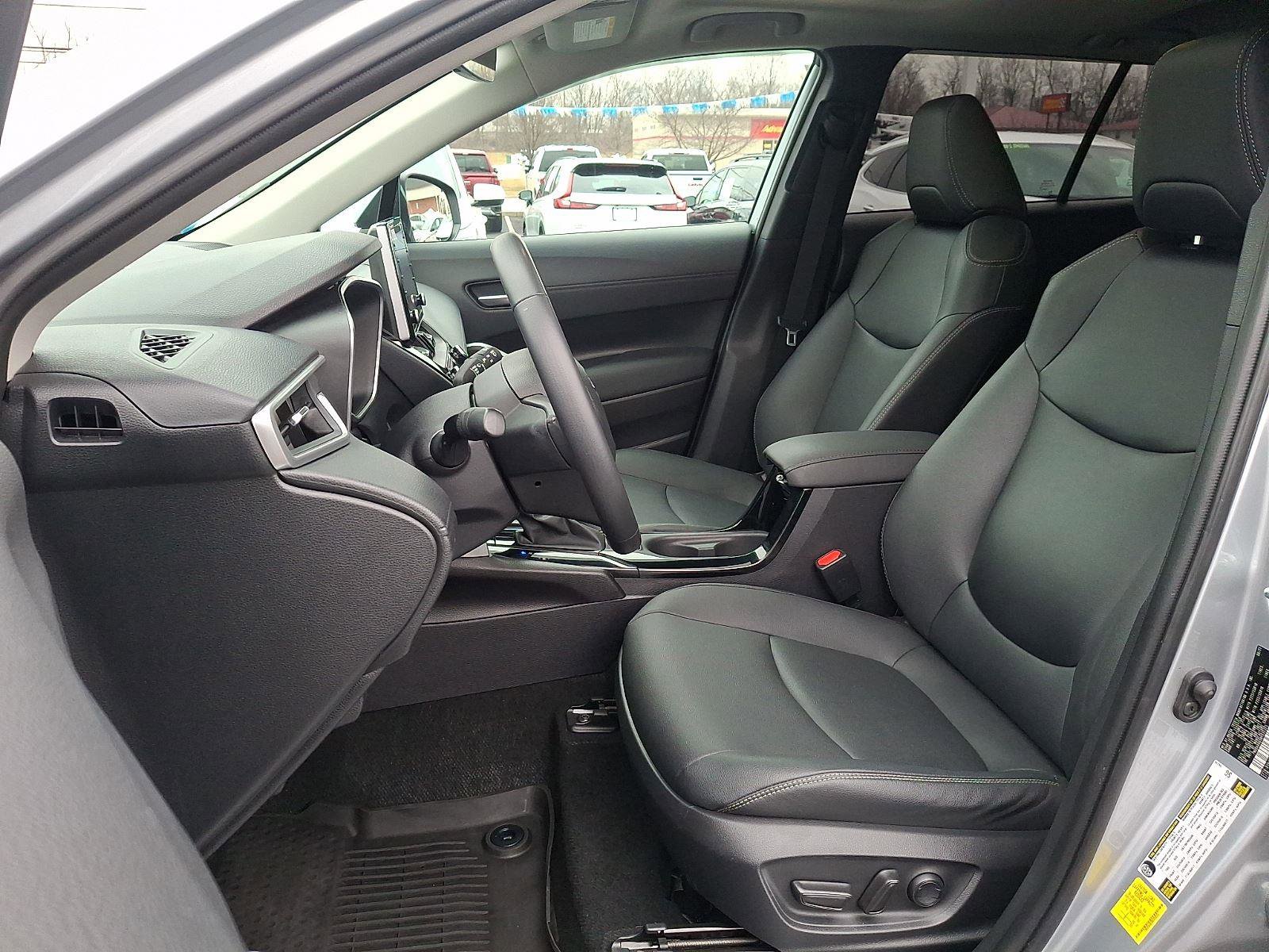 Used 2022 Toyota Corolla Cross XLE w/ Convenience Package image 13