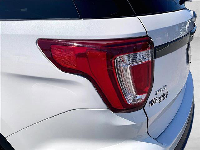 Used 2017 Ford Explorer XLT w/ Equipment Group 202A AWD/4WD image 29