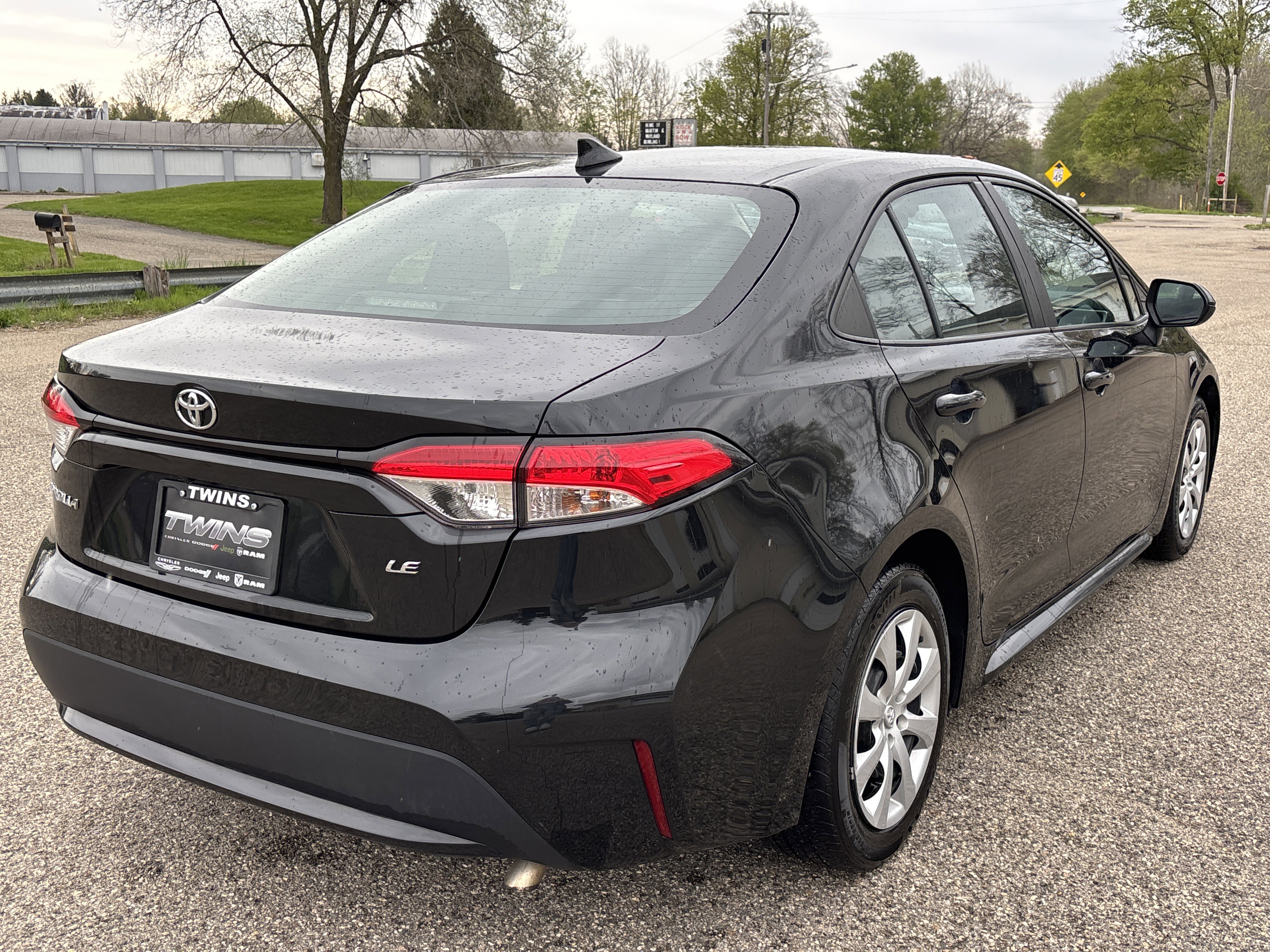 Used 2022 Toyota Corolla LE FWD image 3