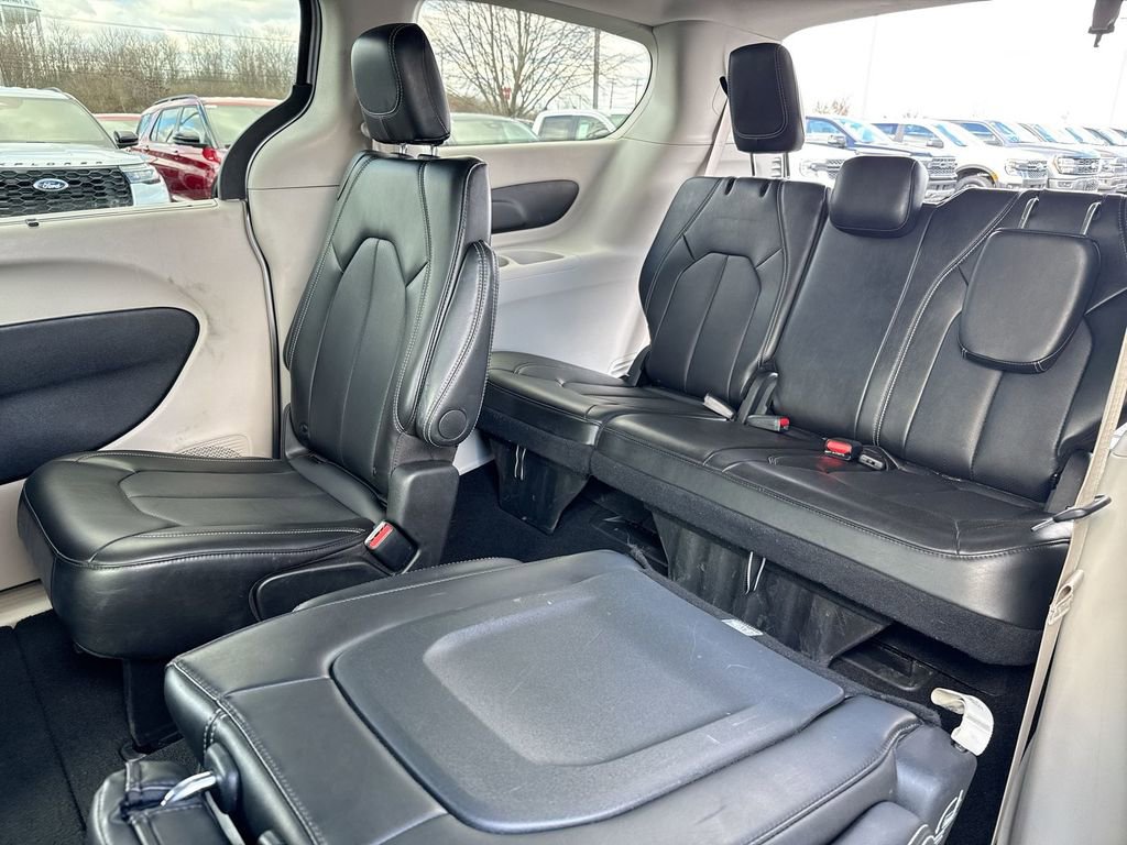 Used 2024 Chrysler Pacifica Touring-L image 22