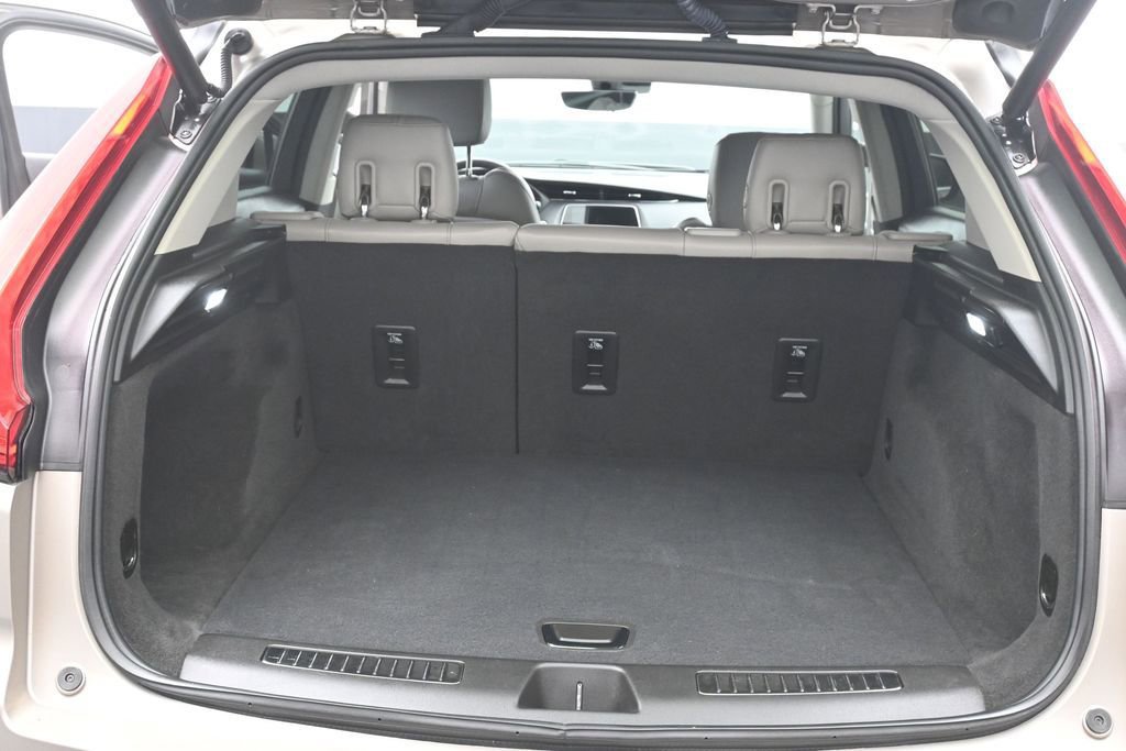 Used 2022 Cadillac XT4 Premium Luxury w/ Enhanced Visibility Package AWD/4WD image 15