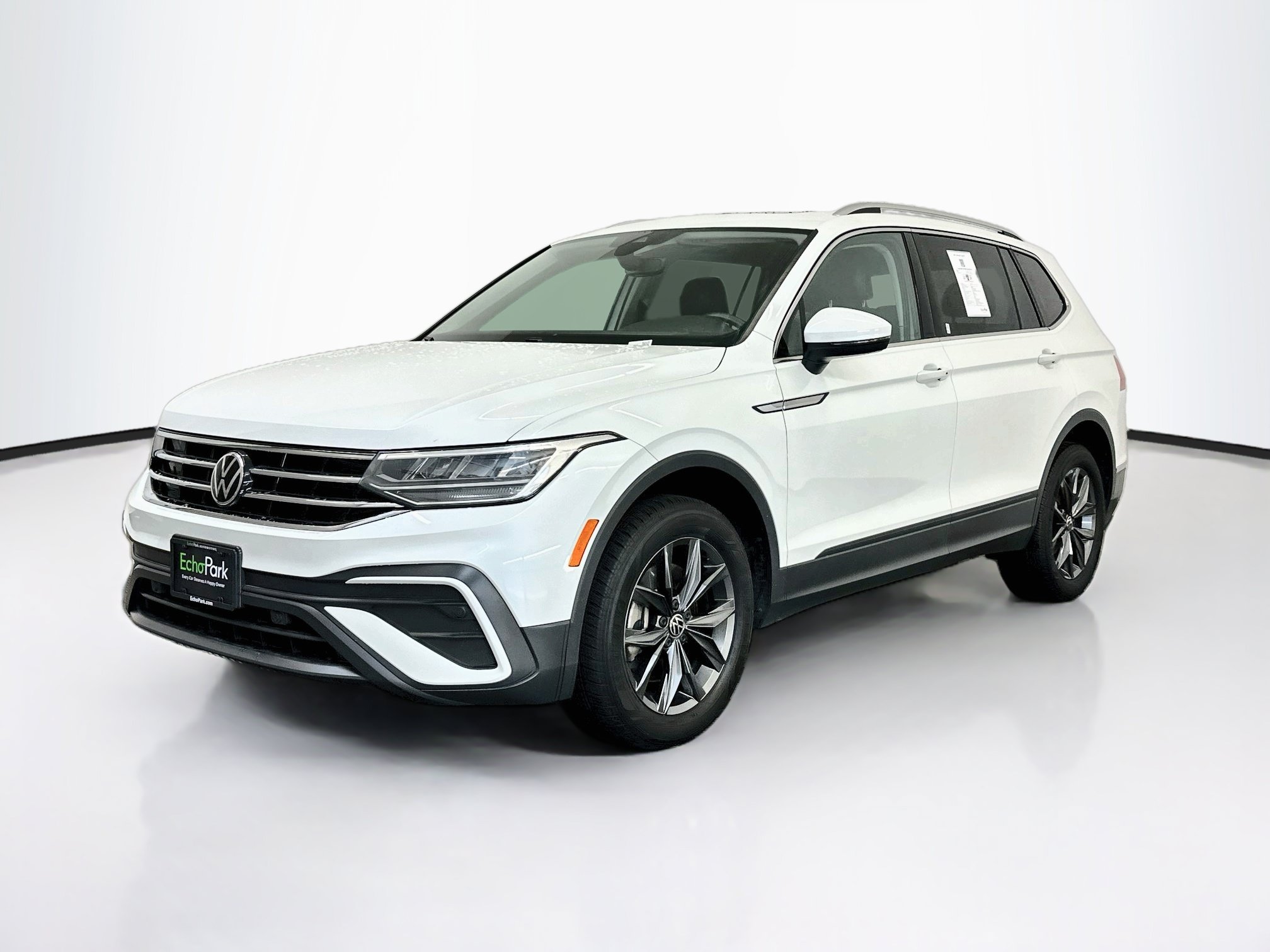 Used 2023 Volkswagen Tiguan SE w/ Panoramic Sunroof Package AWD/4WD image 3