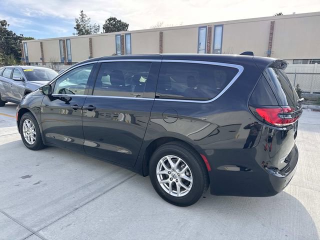 Used 2024 Chrysler Pacifica Touring-L image 5