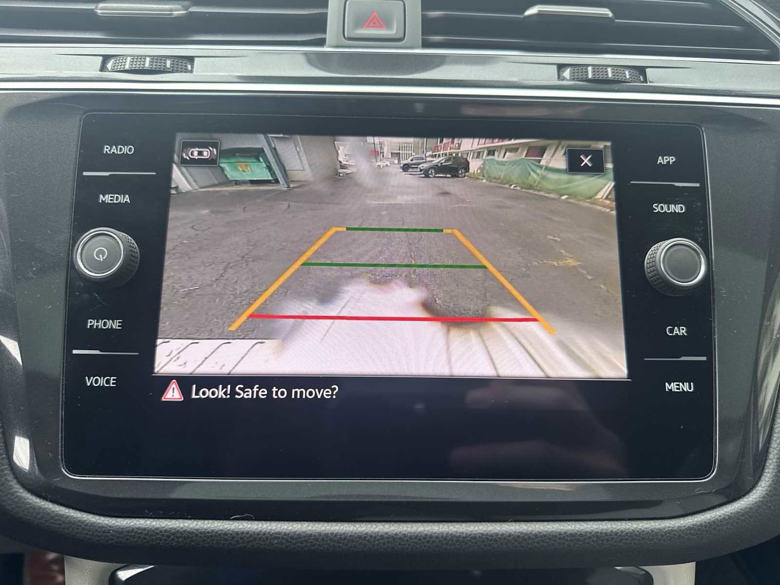 Used 2022 Volkswagen Tiguan SE image 17