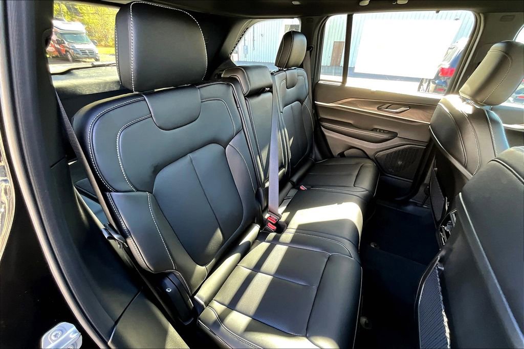 New 2025 Jeep Grand Cherokee Limited w/ Luxury Tech Group II image 9
