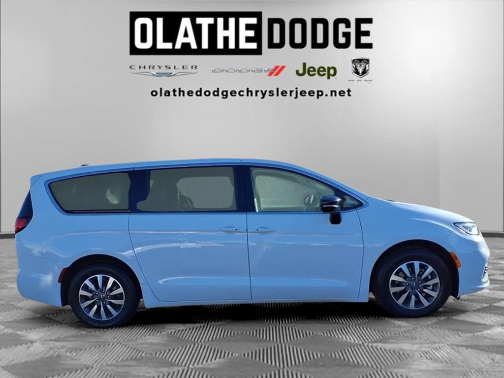 Used 2024 Chrysler Pacifica Select image 31