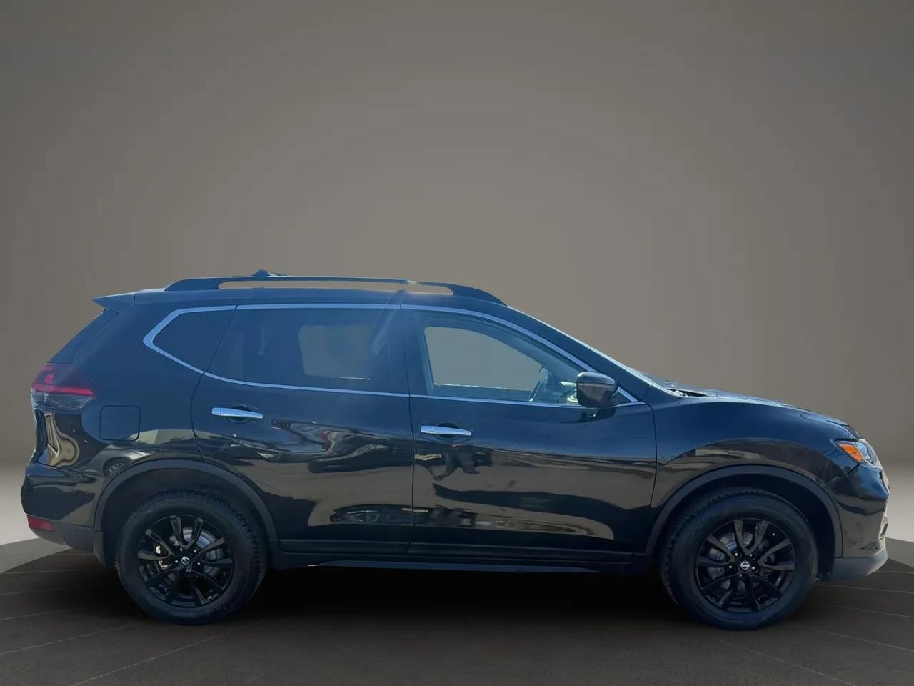 Used 2018 Nissan Rogue SV w/ Premium Package image 4