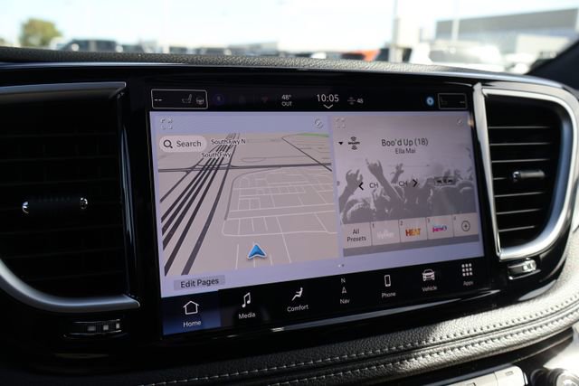 New 2026 Chrysler Pacifica Limited w/ Uconnect Theater Family Group FWD image 17