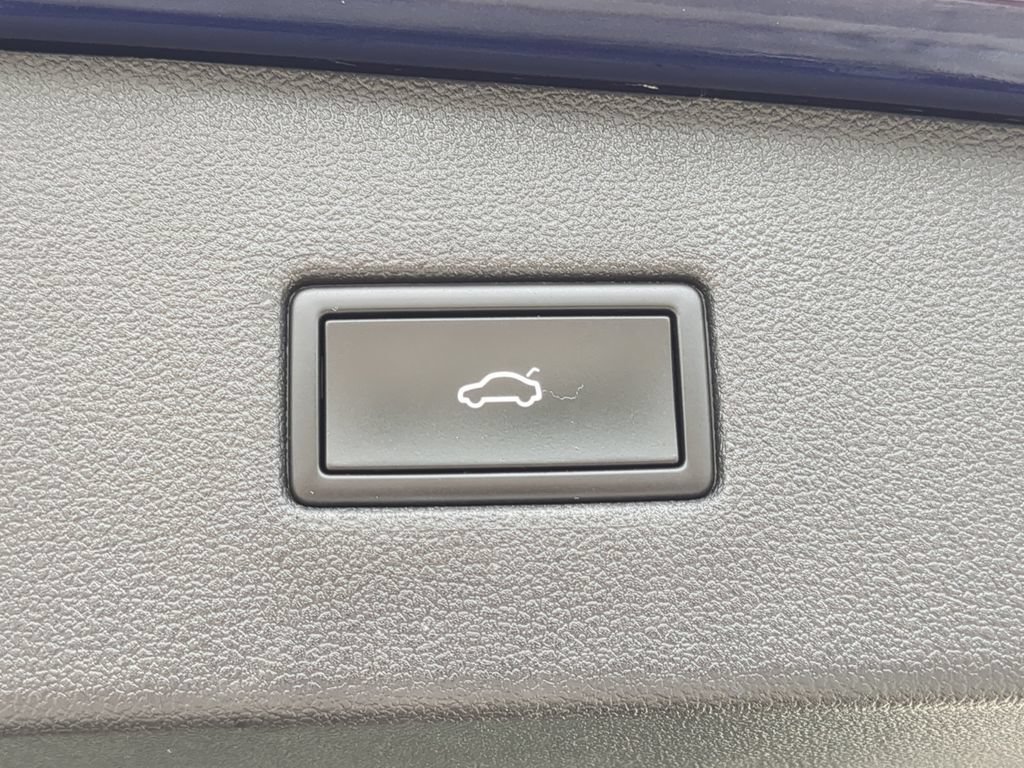 Certified 2022 Volkswagen Tiguan SE FWD image 10