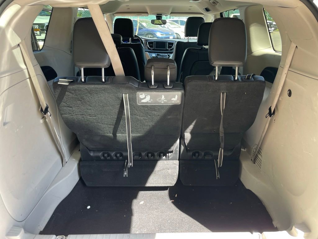 Used 2019 Chrysler Pacifica Touring-L image 22