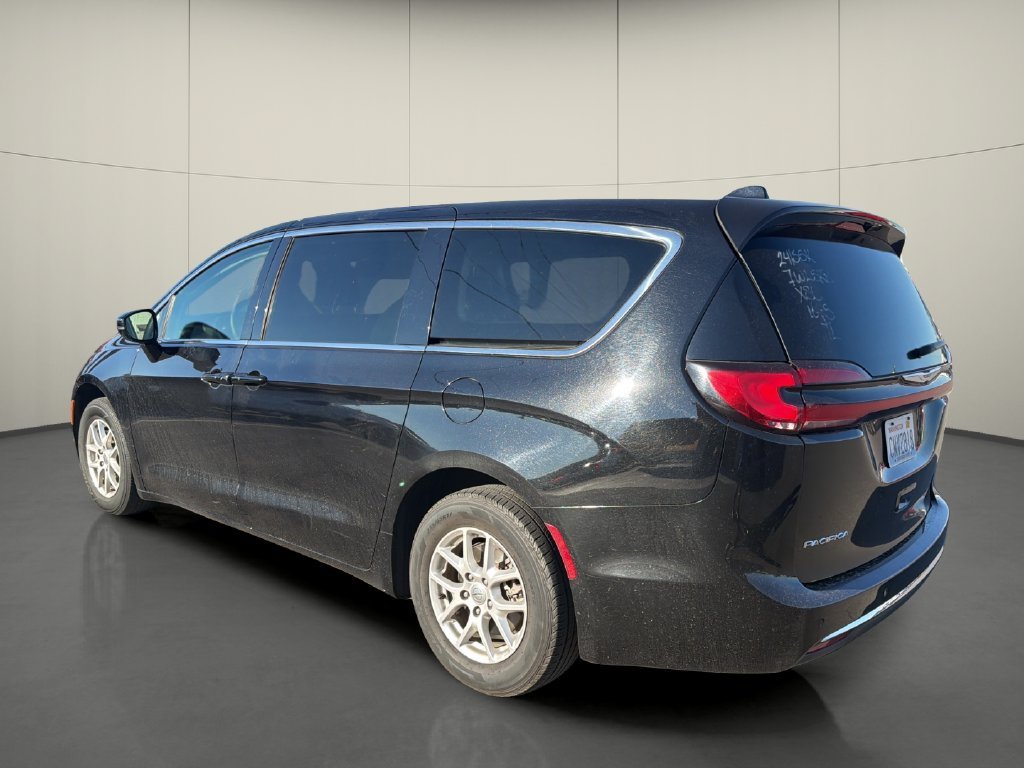 Used 2024 Chrysler Pacifica Touring-L FWD image 5