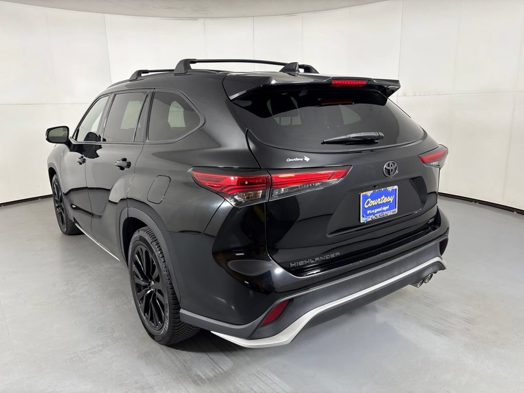 Used 2023 Toyota Highlander XSE FWD image 6