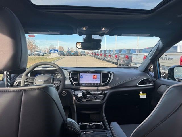 New 2026 Chrysler Pacifica Limited w/ S Appearance Package image 32