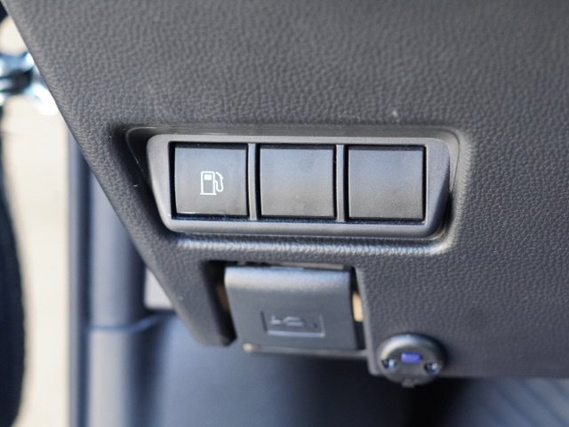 Used 2025 Toyota Prius LE FWD image 16