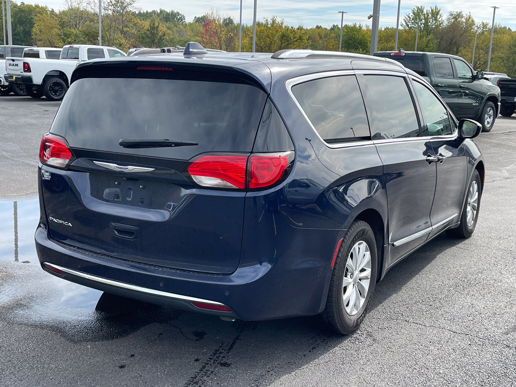 Used 2019 Chrysler Pacifica Touring-L FWD image 3