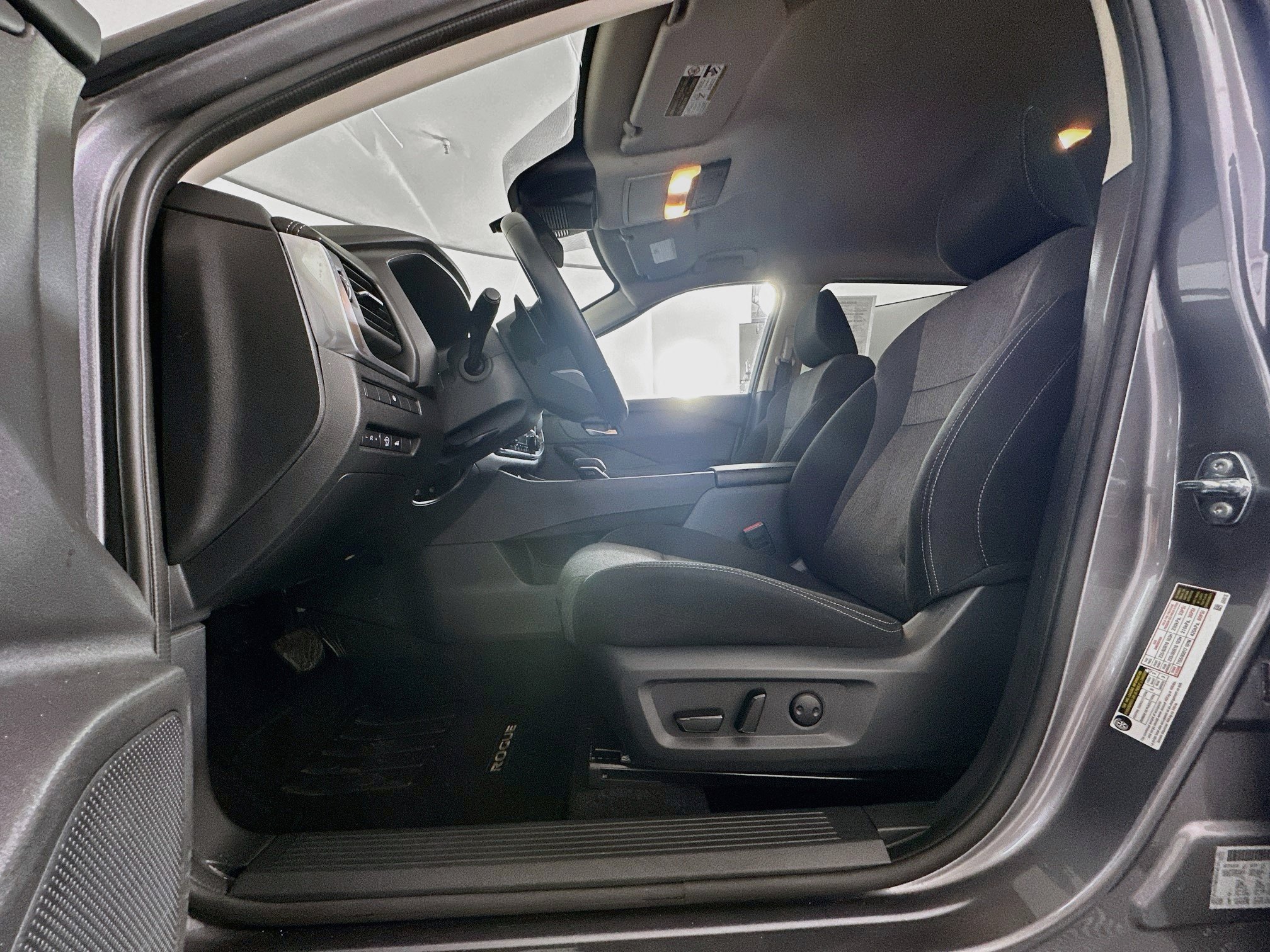 Used 2025 Nissan Rogue SV FWD image 13