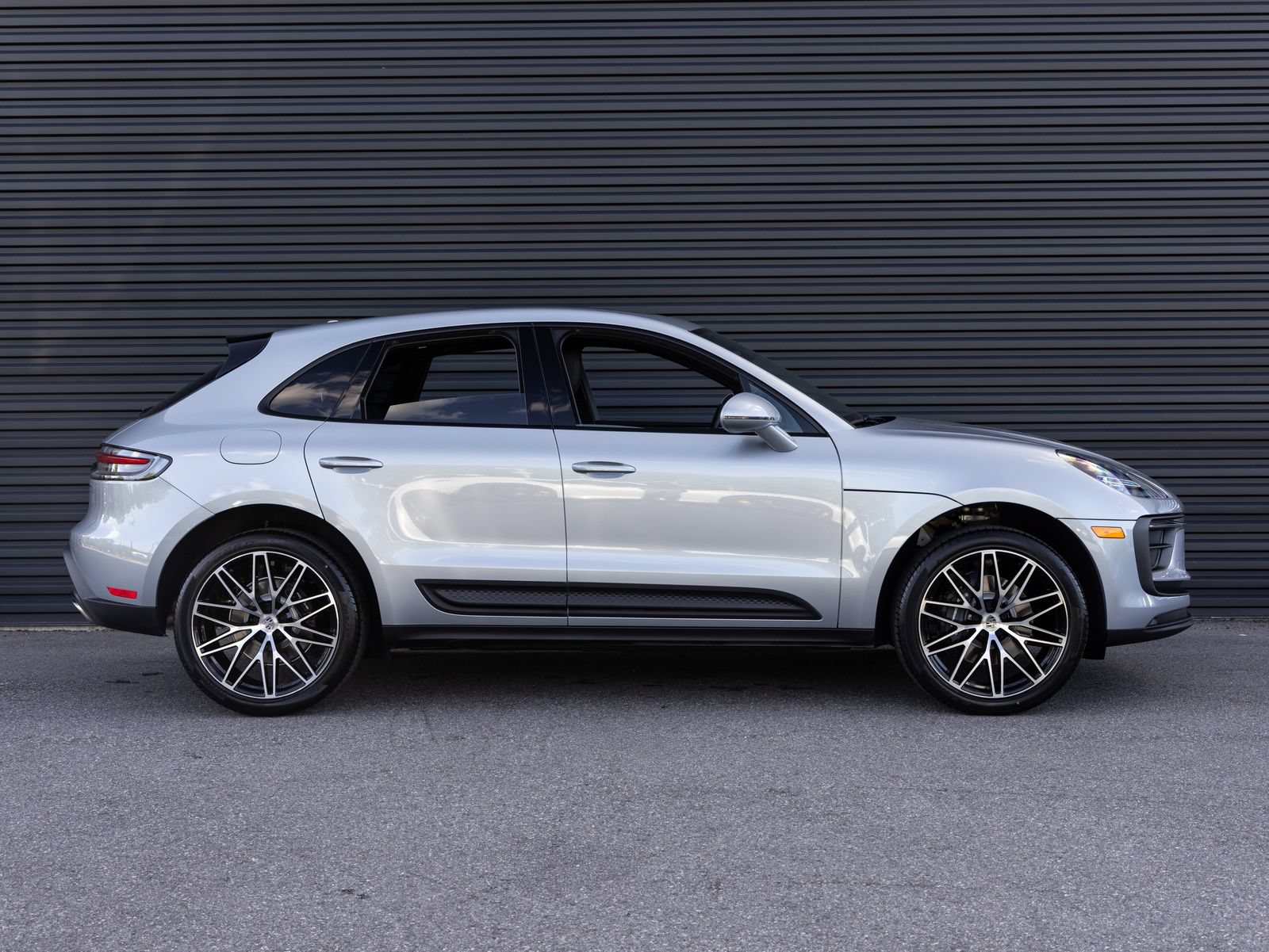 Certified 2026 Porsche Macan AWD/4WD image 8
