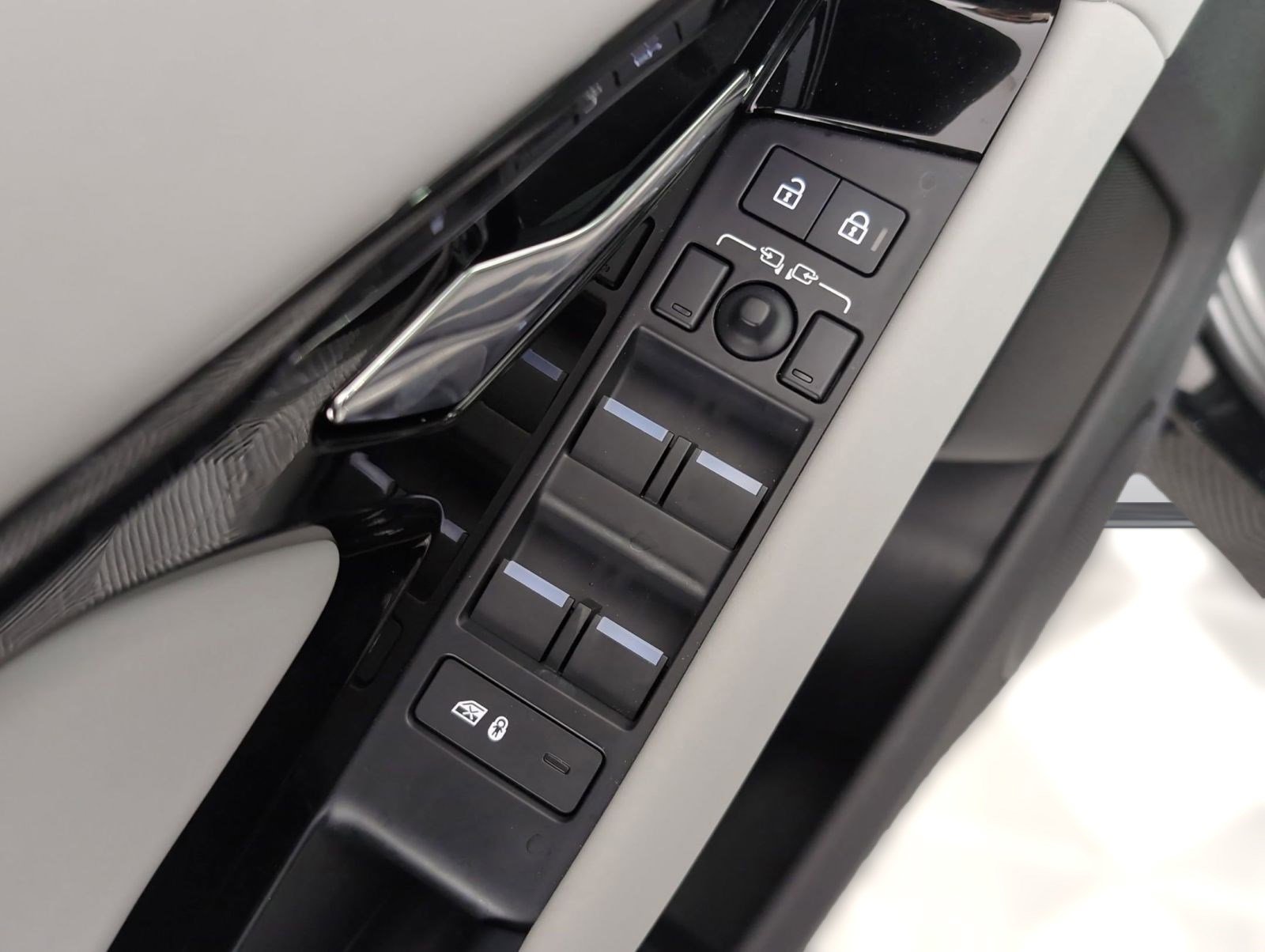 Certified 2025 Land Rover Range Rover Evoque S image 11