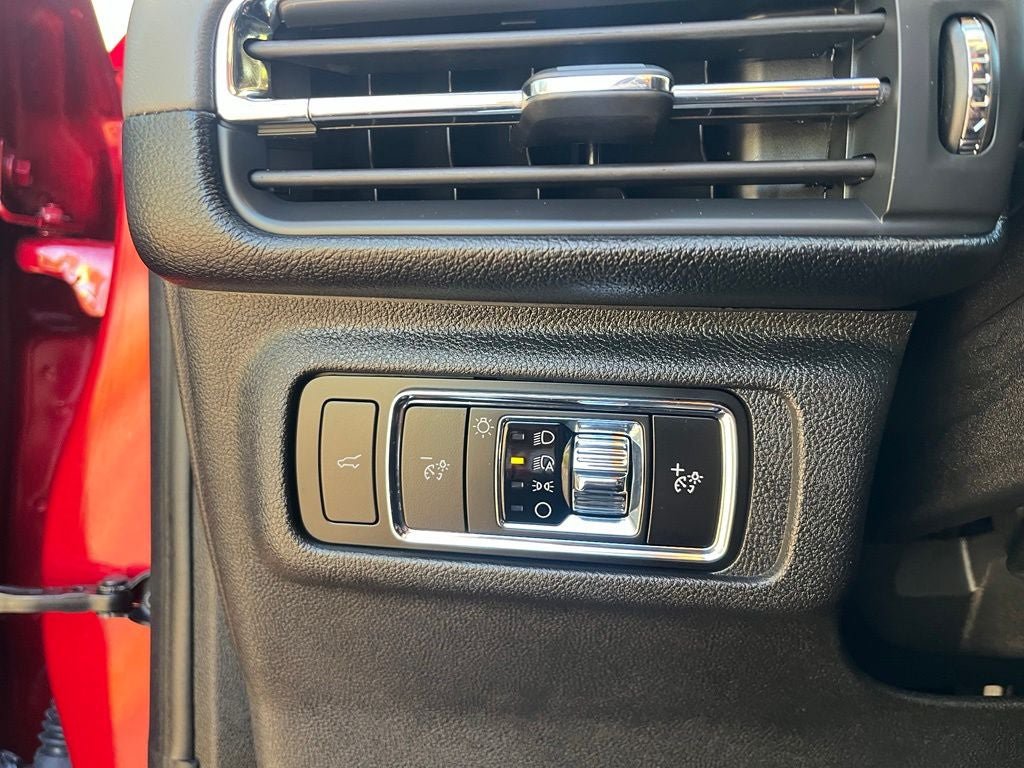 Certified 2025 Lincoln Corsair AWD image 37
