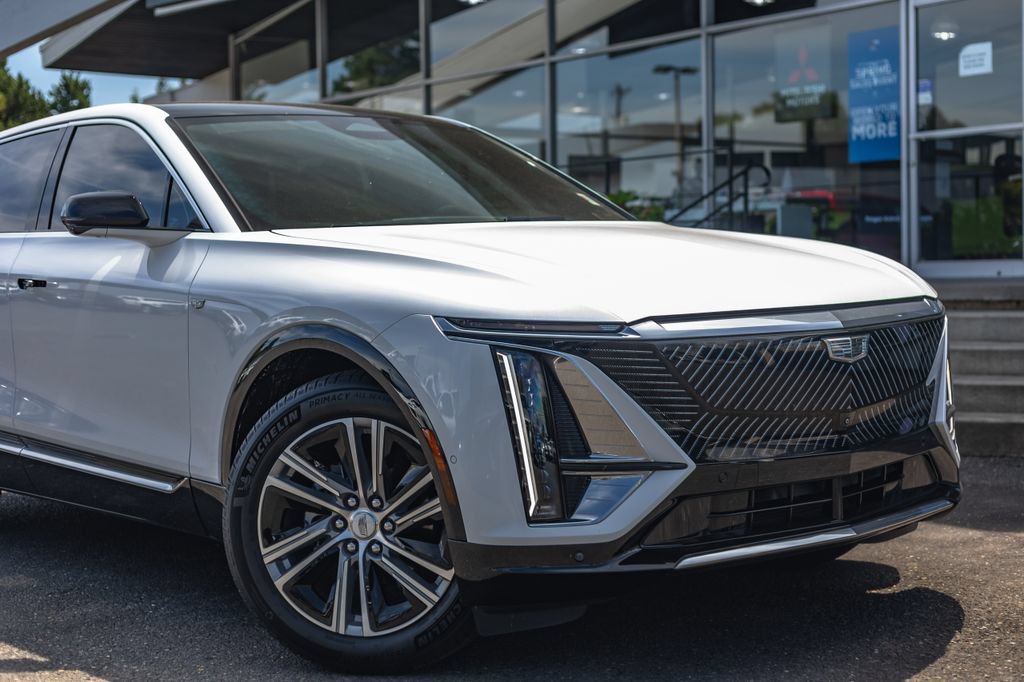 Used 2024 Cadillac Lyriq Luxury RWD image 3