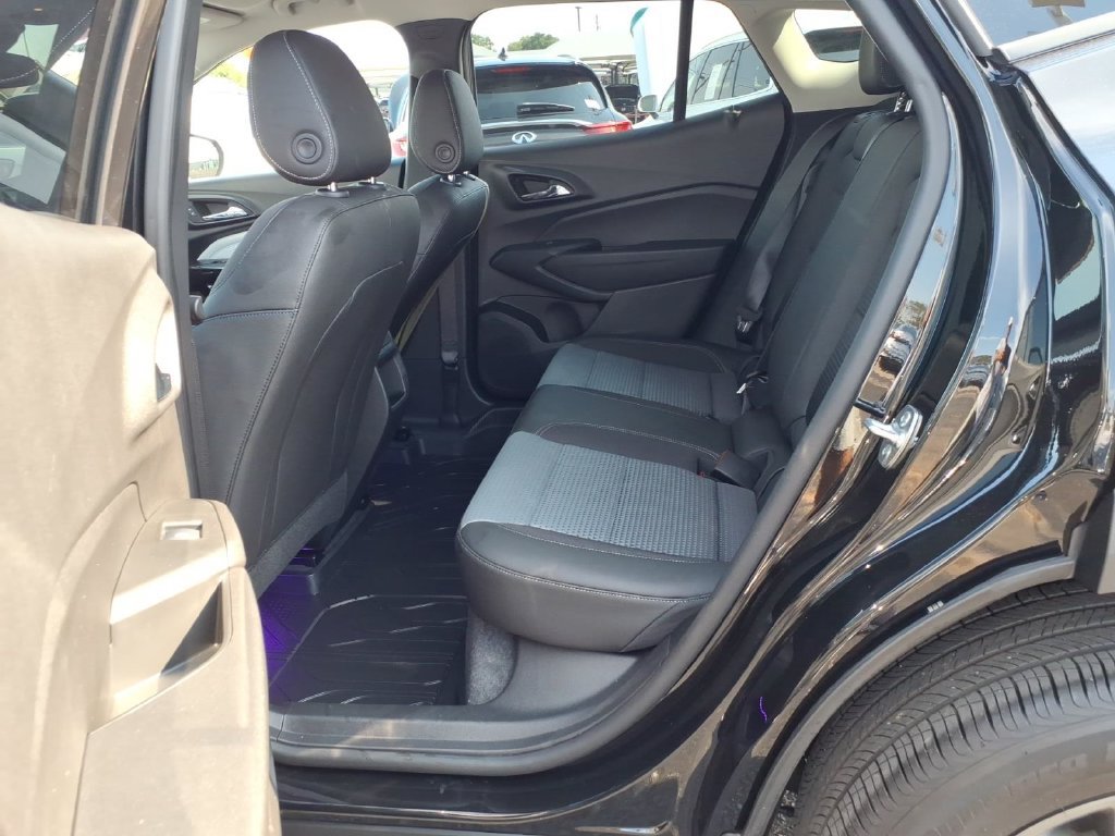 Used 2025 Chevrolet Trax LT w/ LT Convenience Package FWD image 19
