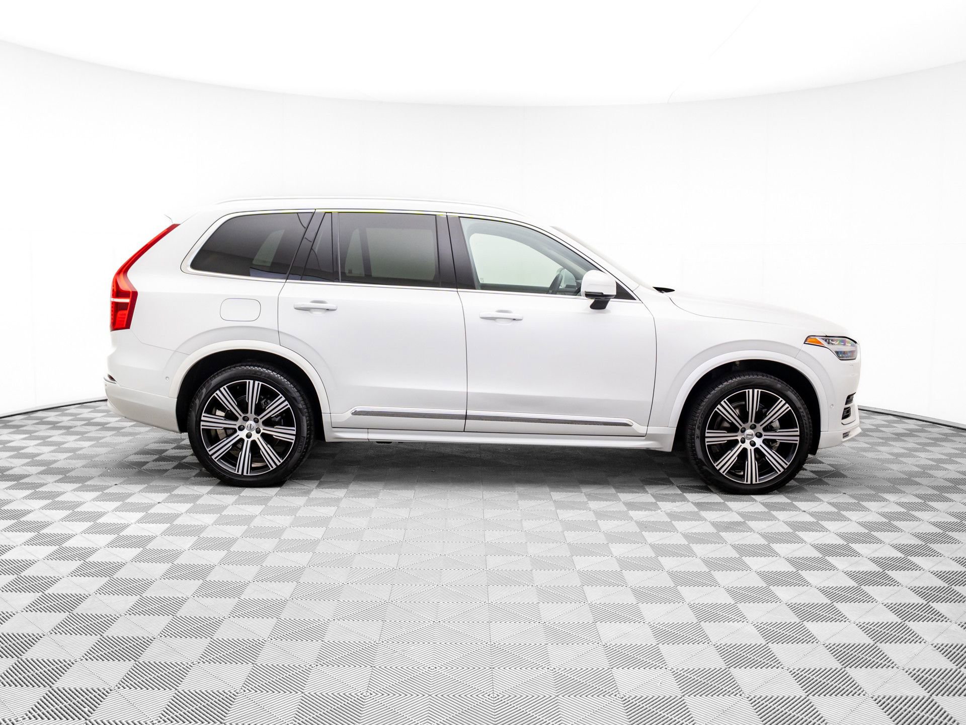 Used 2023 Volvo XC90 B6 Ultimate w/ Protection Package Premier image 7