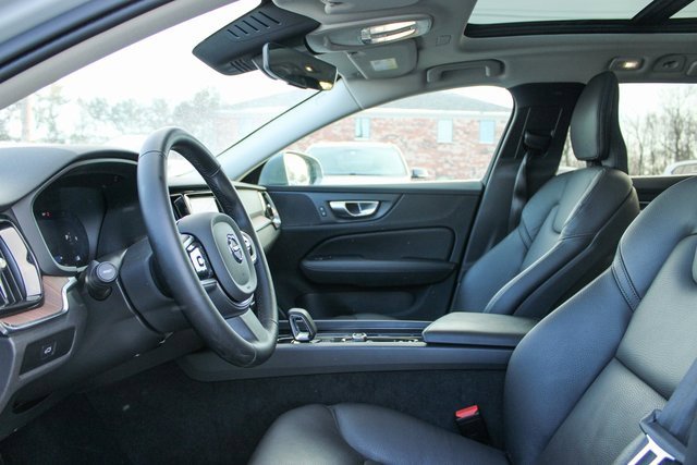 Used 2025 Volvo V60 B5 Cross Country Plus image 13