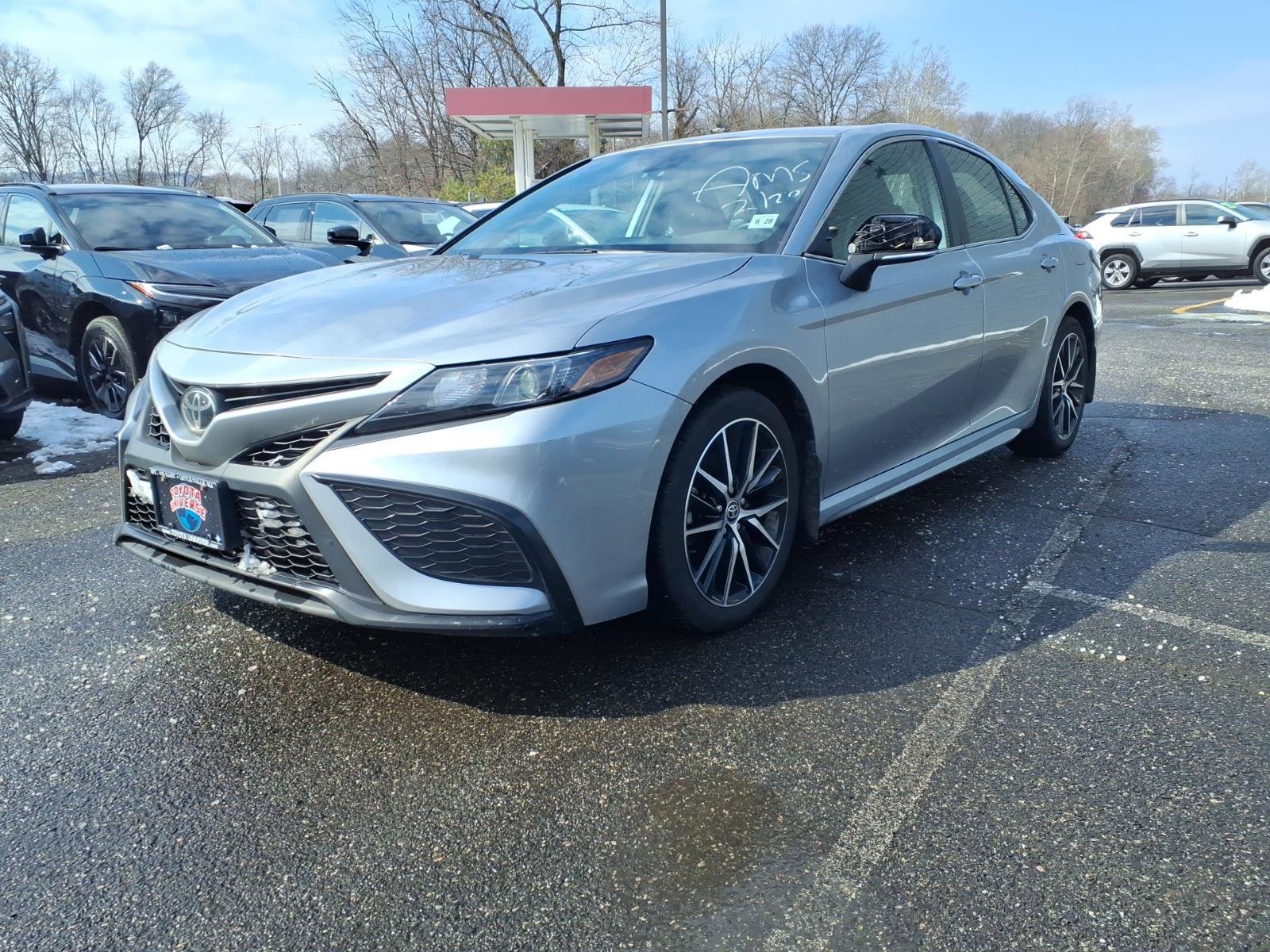 Used 2023 Toyota Camry SE FWD image 2