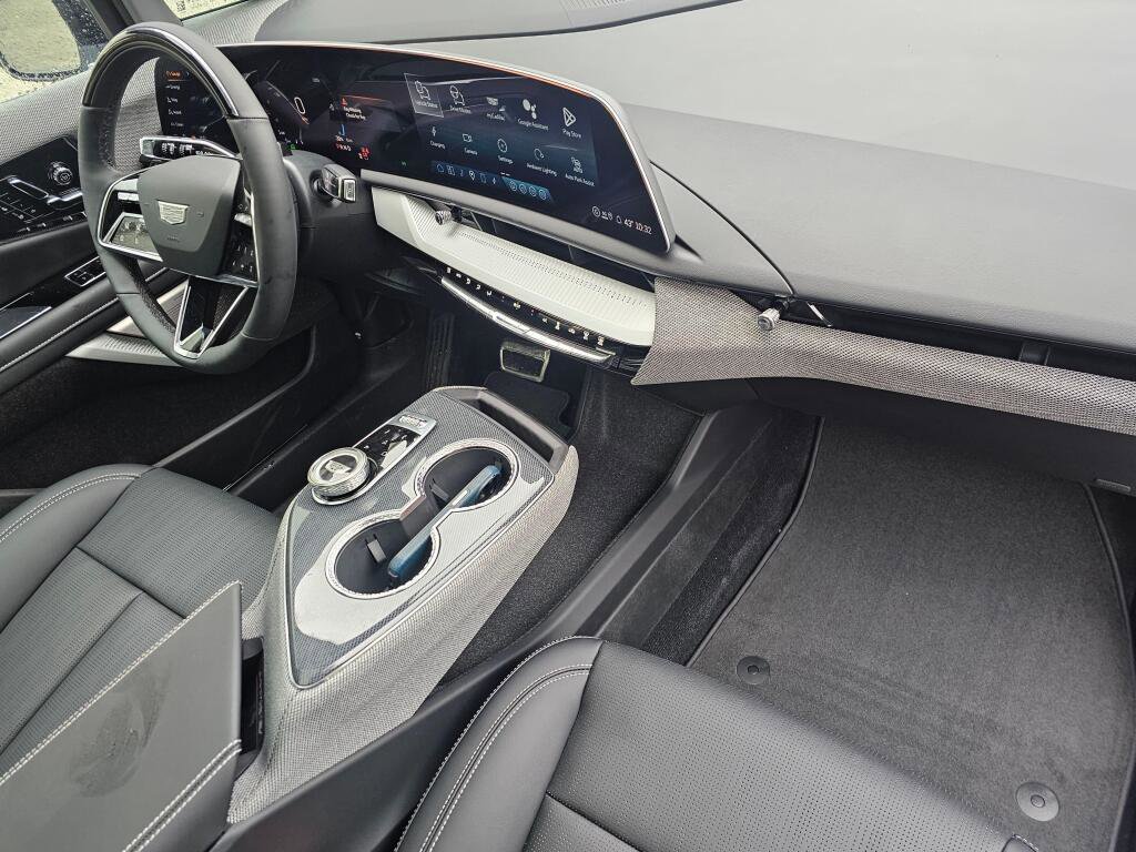 New 2026 Cadillac Optiq Luxury 2 image 15