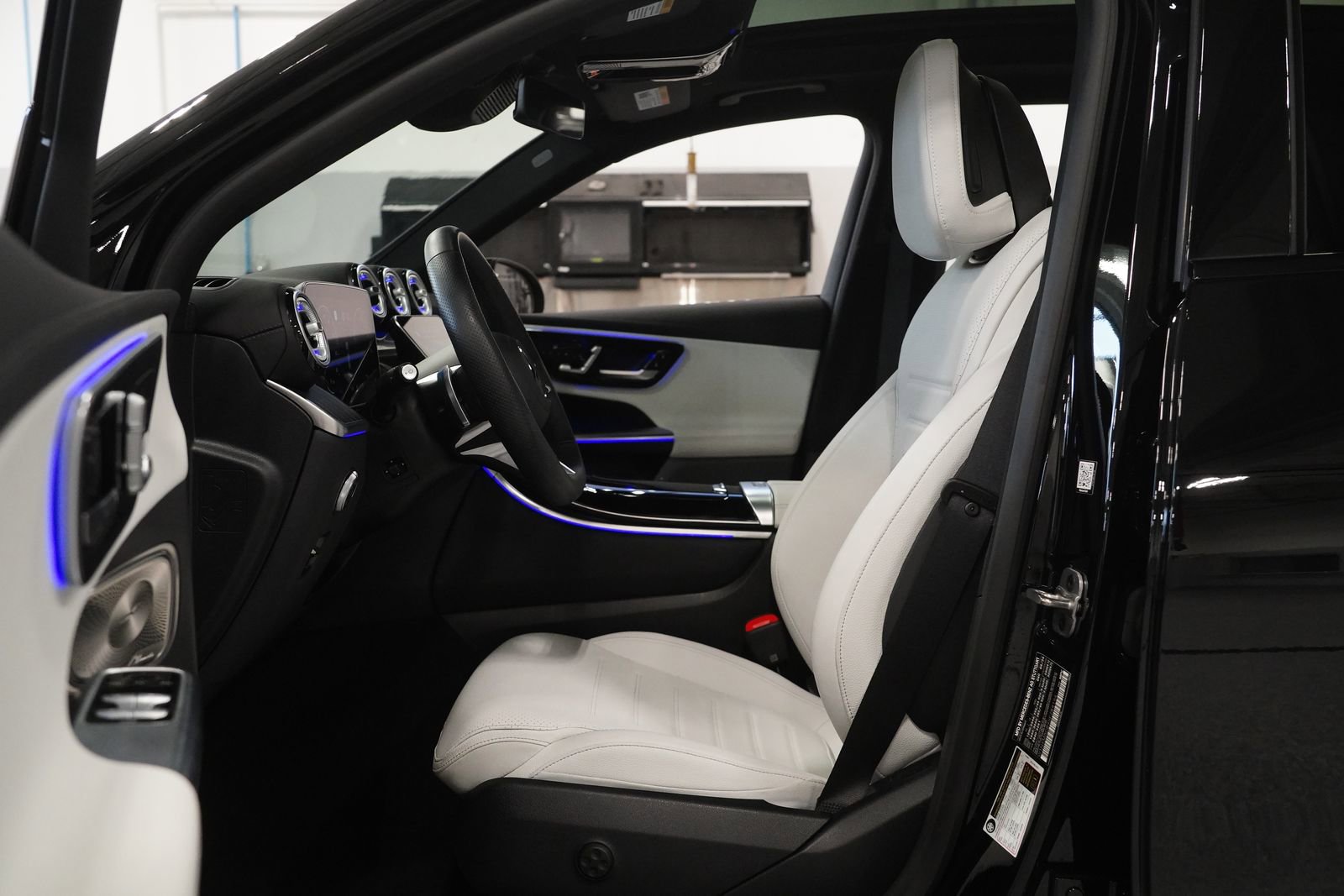 Used 2025 Mercedes-Benz GLC 350e 4MATIC image 2