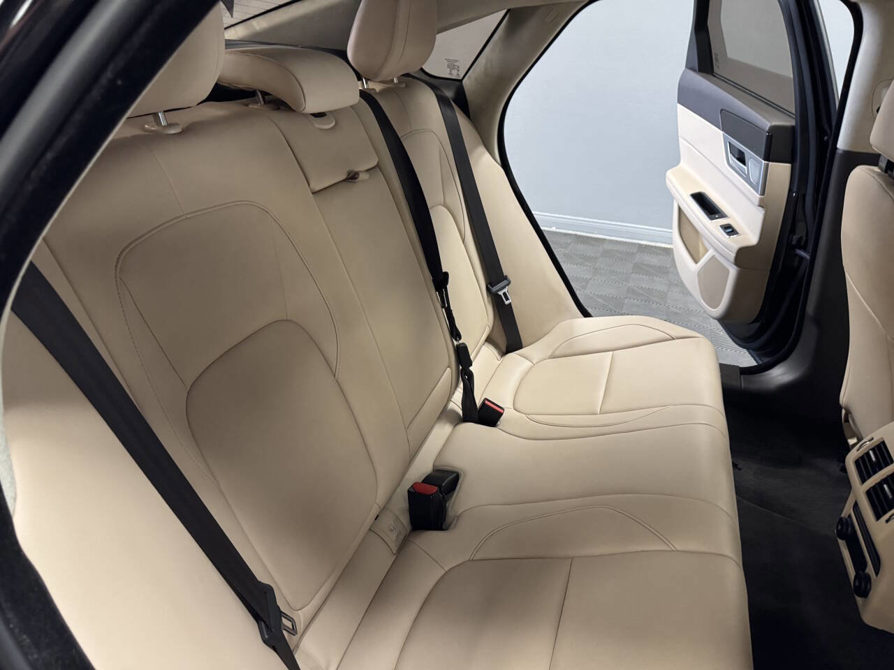 Used 2020 Jaguar XF Premium image 52