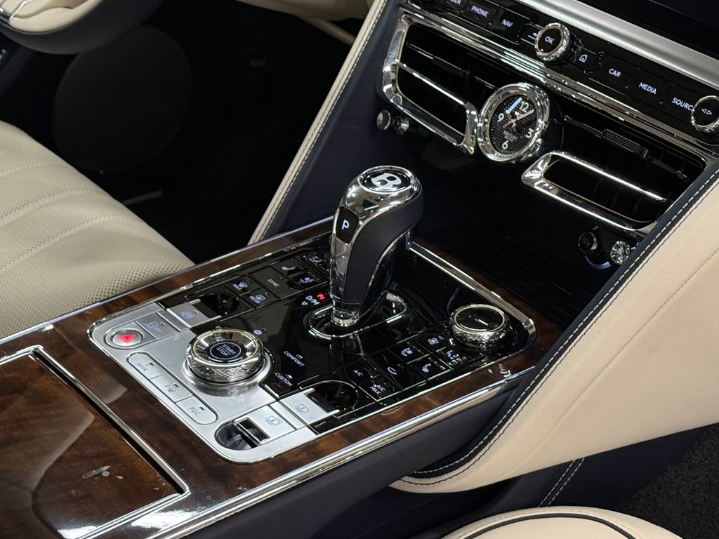 Used 2022 Bentley Flying Spur Plug-In Hybrid image 26