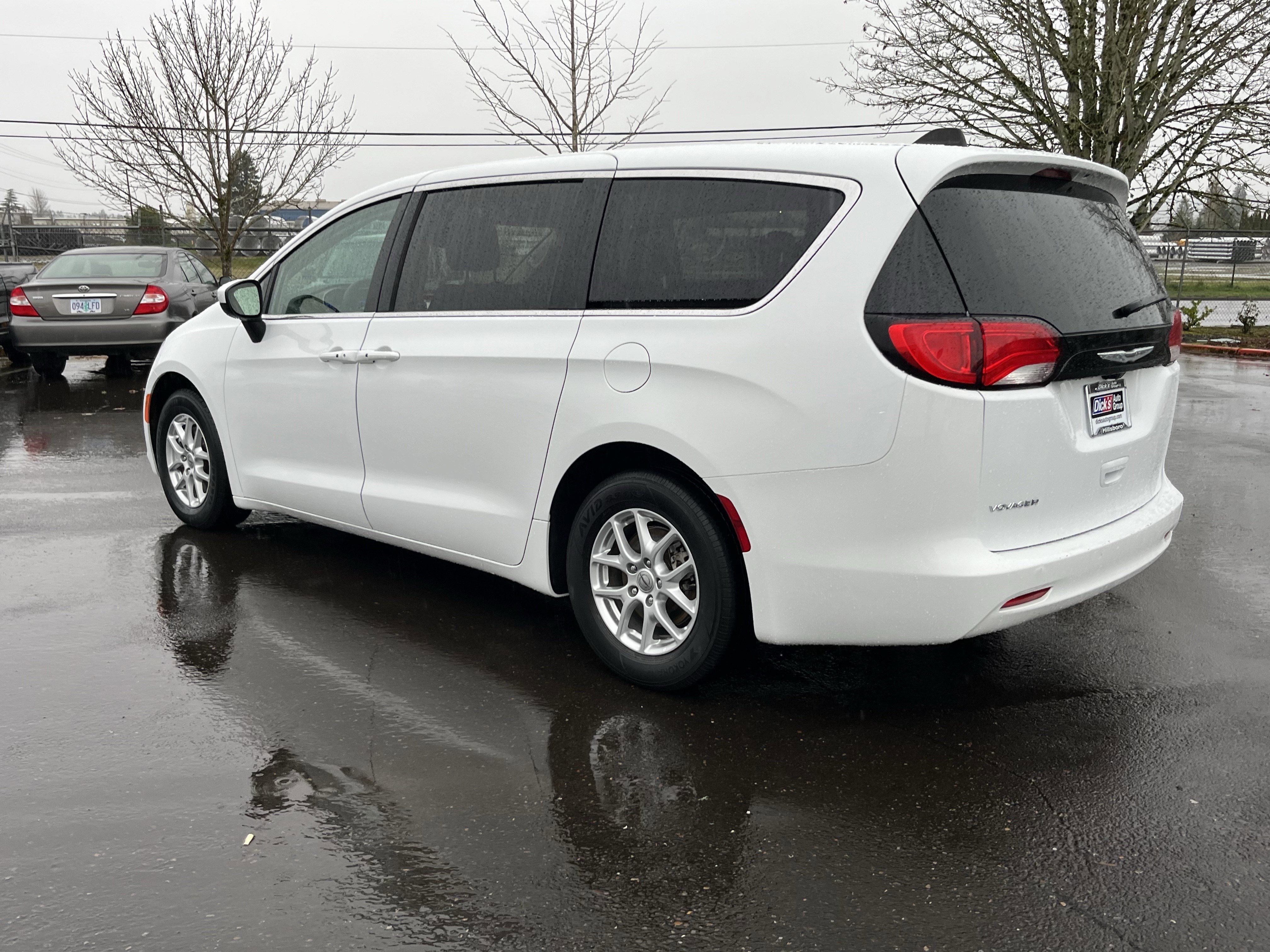 Used 2023 Chrysler Voyager LX image 3