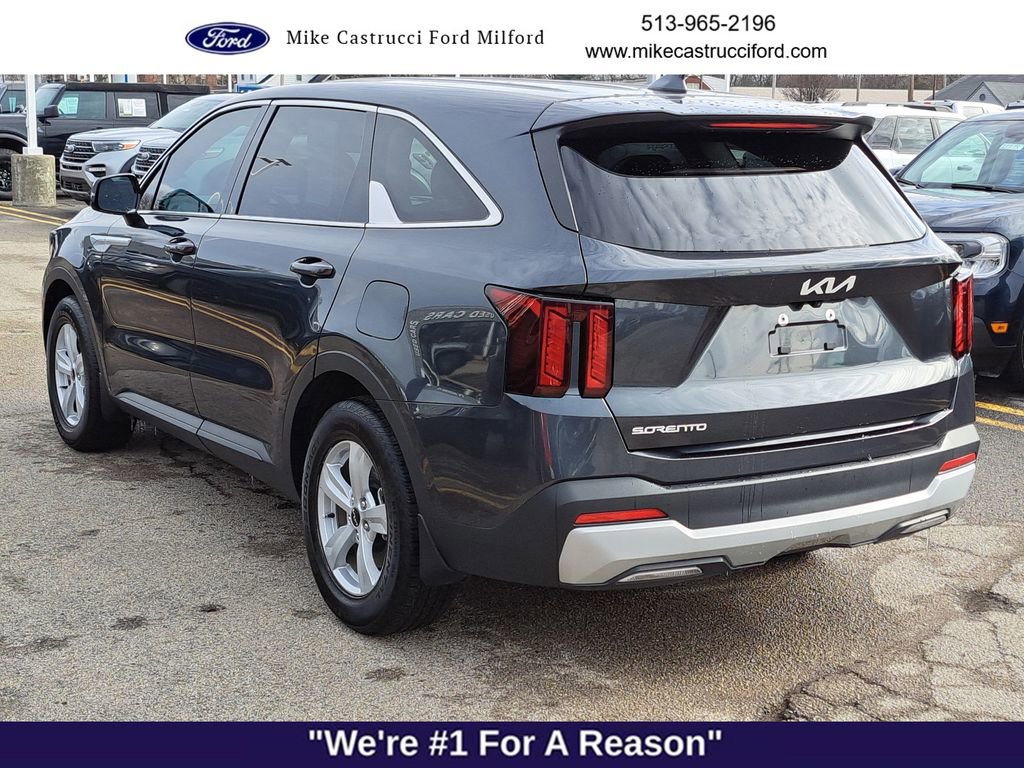Used 2024 Kia Sorento LX image 3