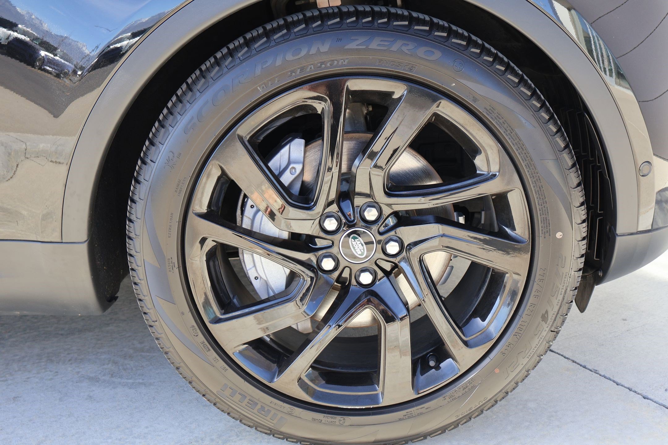 Certified 2025 Land Rover Discovery S image 32